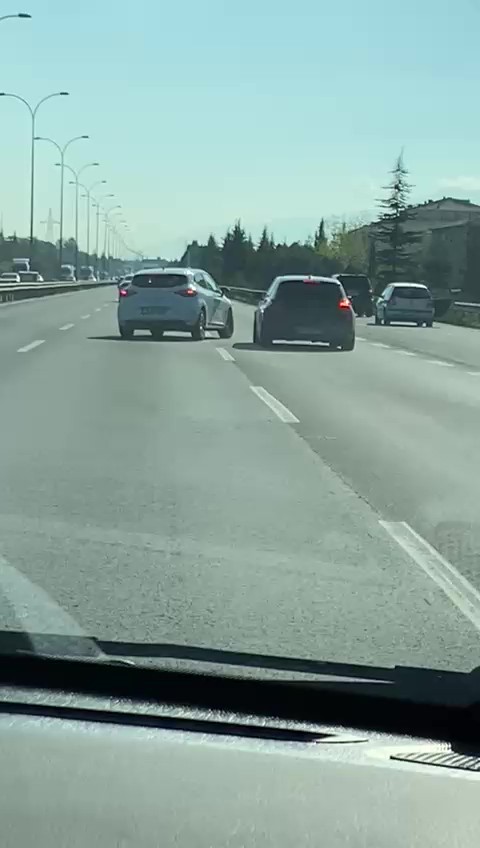 TEM Otoyolu’nda maganda dehşeti: Bebekli otomobili sıkıştırdı, 5 araç birbirine girdi