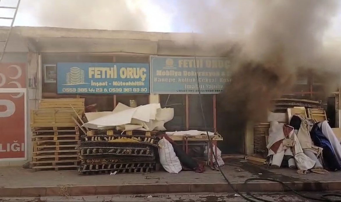 Çatıda çıkan yangın iş yerine sıçradı