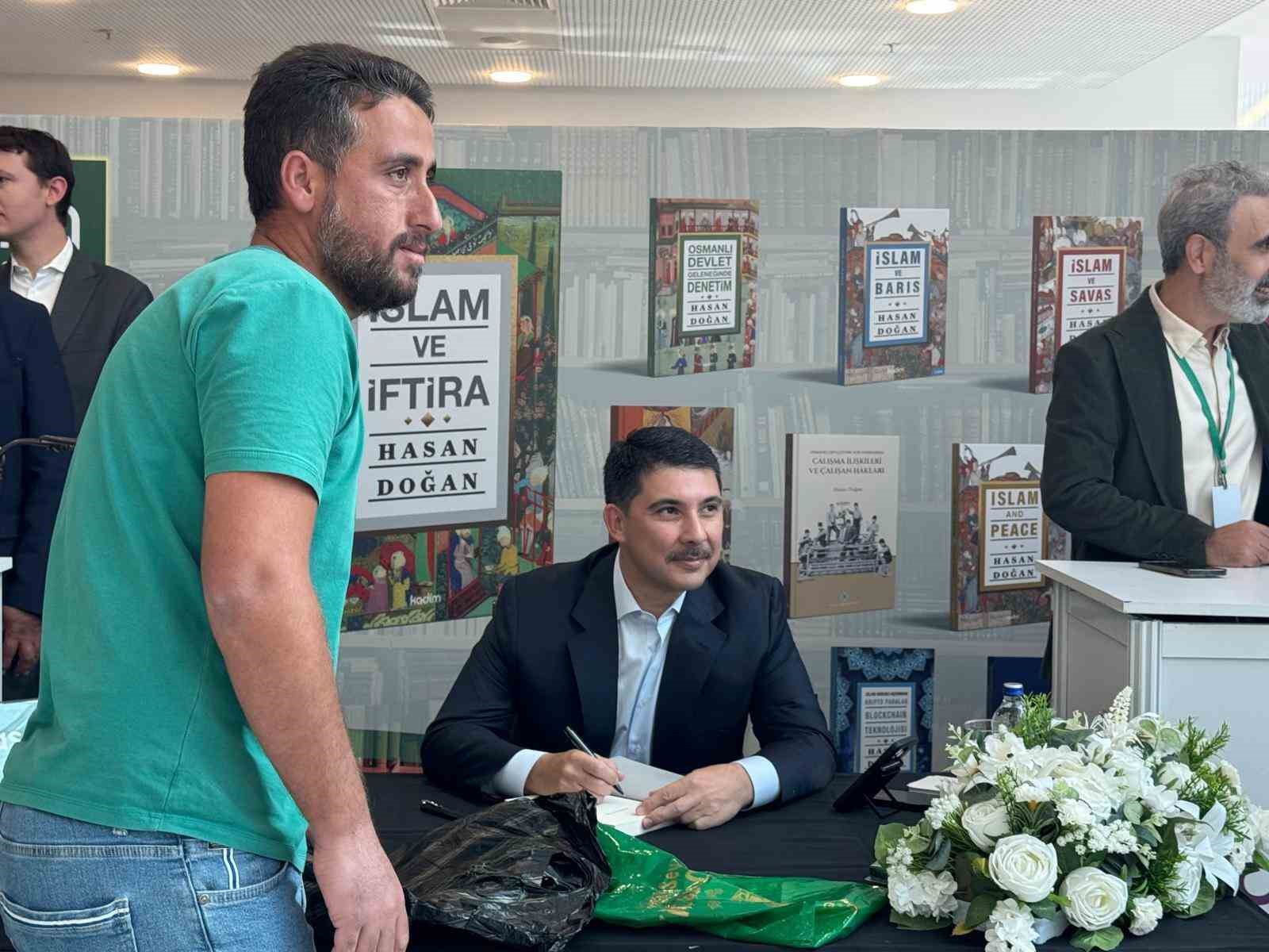 Prof. Dr. Hasan Doğan, Ankara Kitap Fuarı’nda okurlarıyla buluştu
