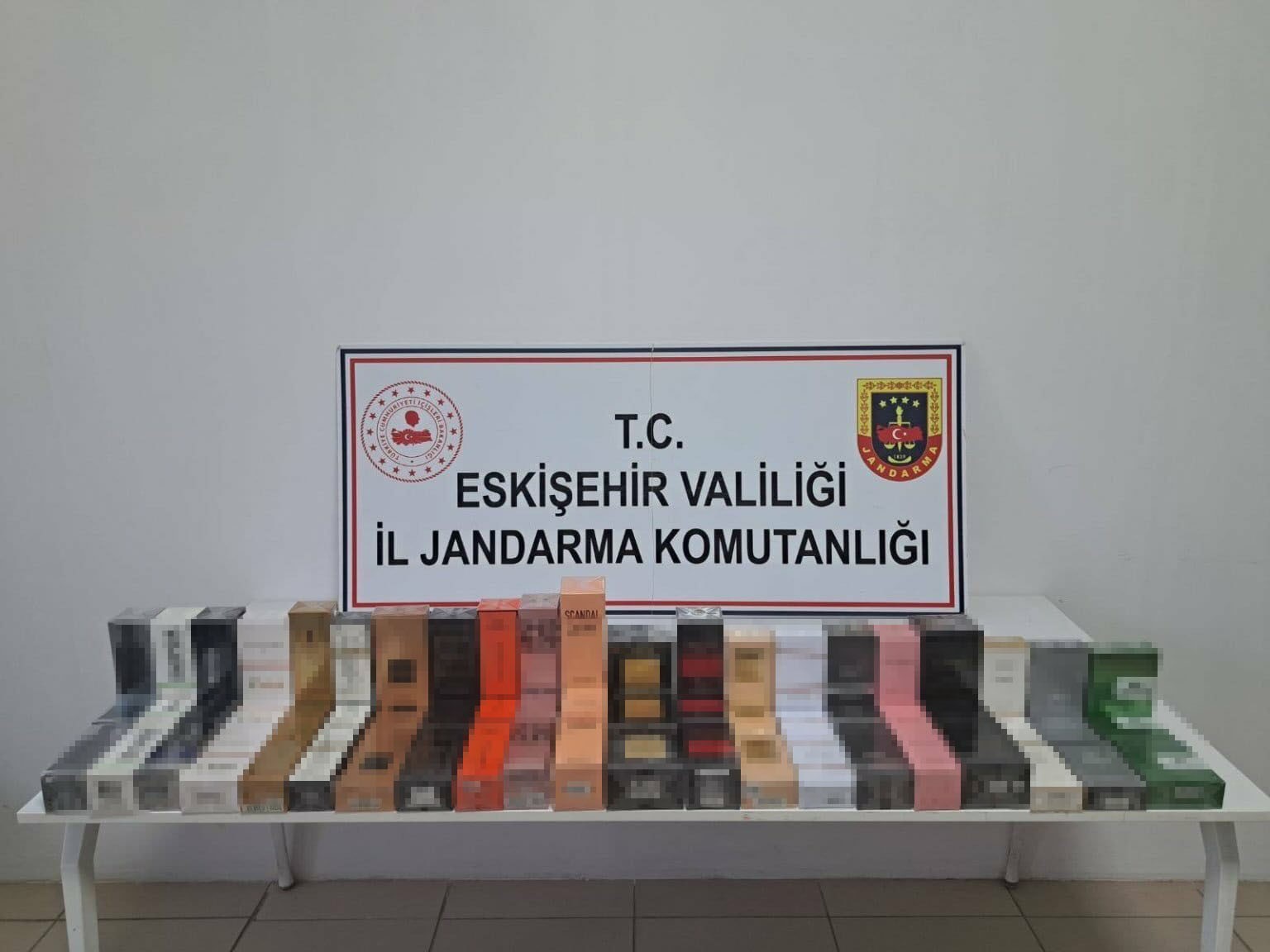 Toplam değeri 550 bin TL olan 164 adet kaçak parfüm ele geçirildi