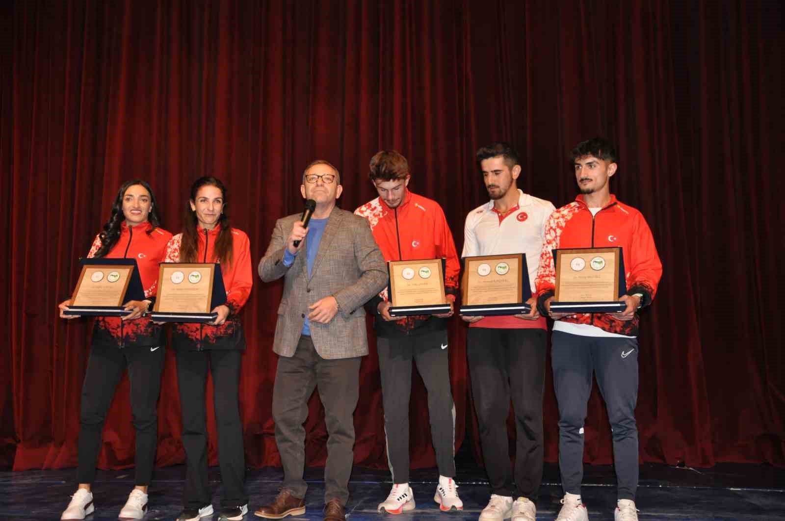 Kars’ta sporun enleri ödüllendirildi