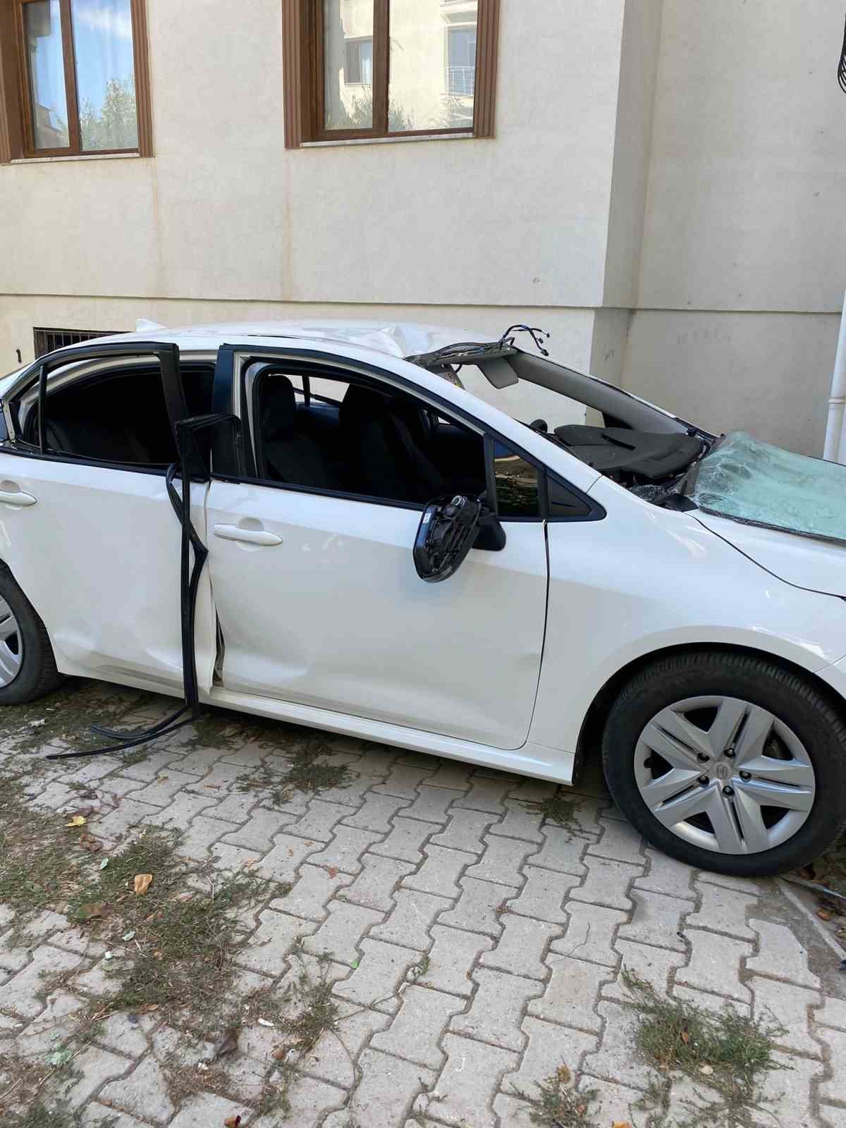 Aracın i&ccedil;inde &ccedil;akmak gazı t&uuml;p&uuml; patladı: 1 &ccedil;ocuk yaralı
