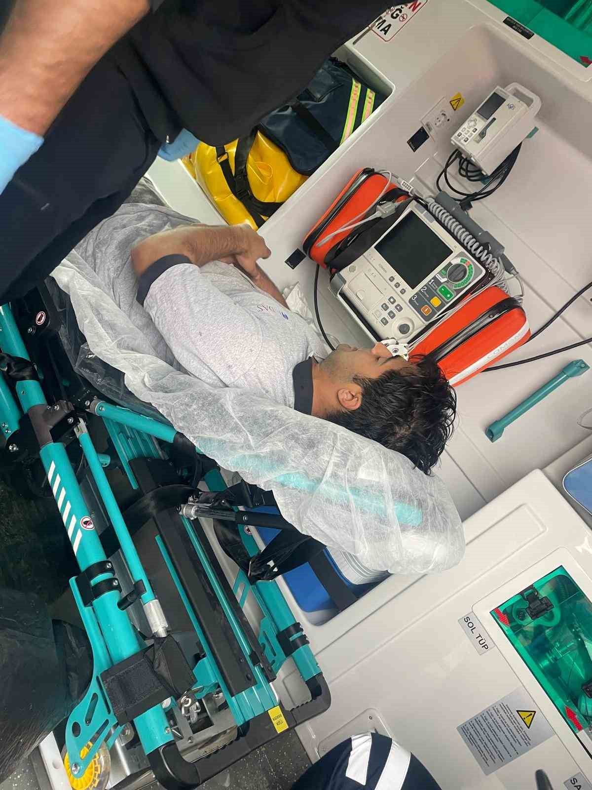 &Ccedil;anakkale Boğazı&rsquo;nda balık&ccedil;ılar, denizde &ccedil;ırpınan bir kişiyi kurtardı
