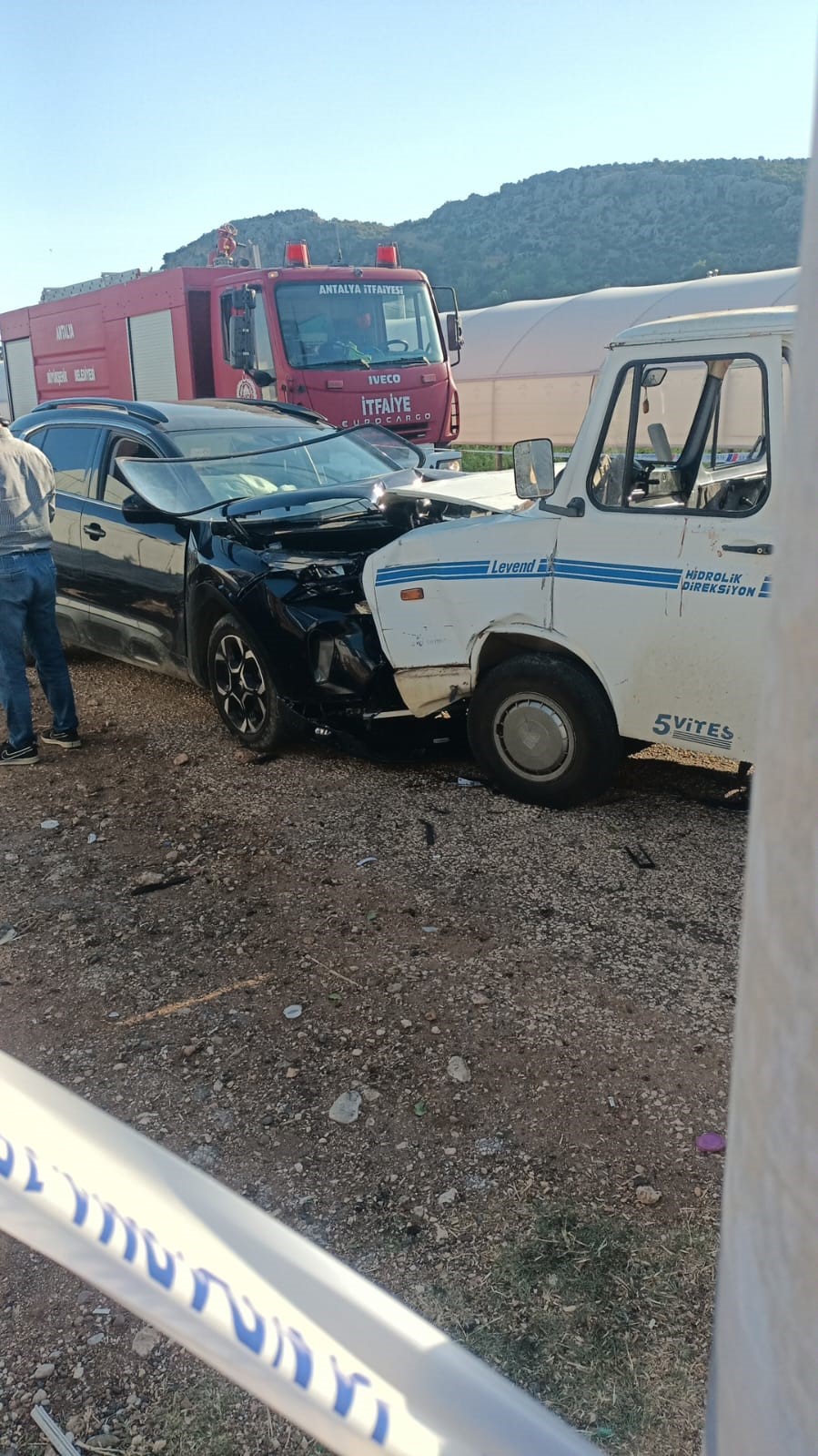 Serik’te otomobil ile kamyonet çarpıştı: 3 yaralı