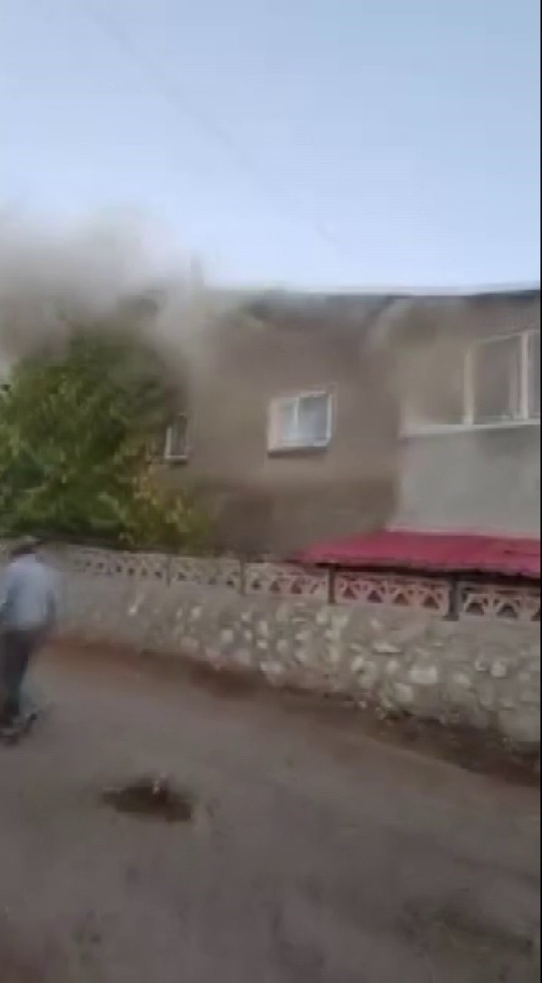 Sivas’ta korkutan yangın: 2 ev, 1 ahır ve samanlık zarar gördü