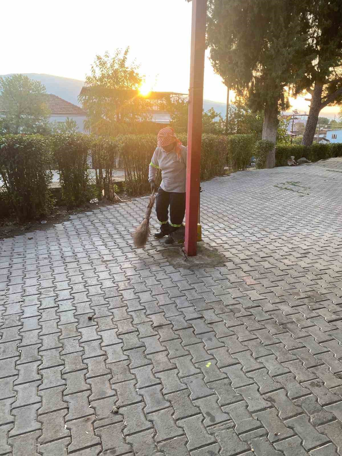 Bozdoğan Belediyesi ekiplerinden cemiyet sonrası temizlik mesaisi