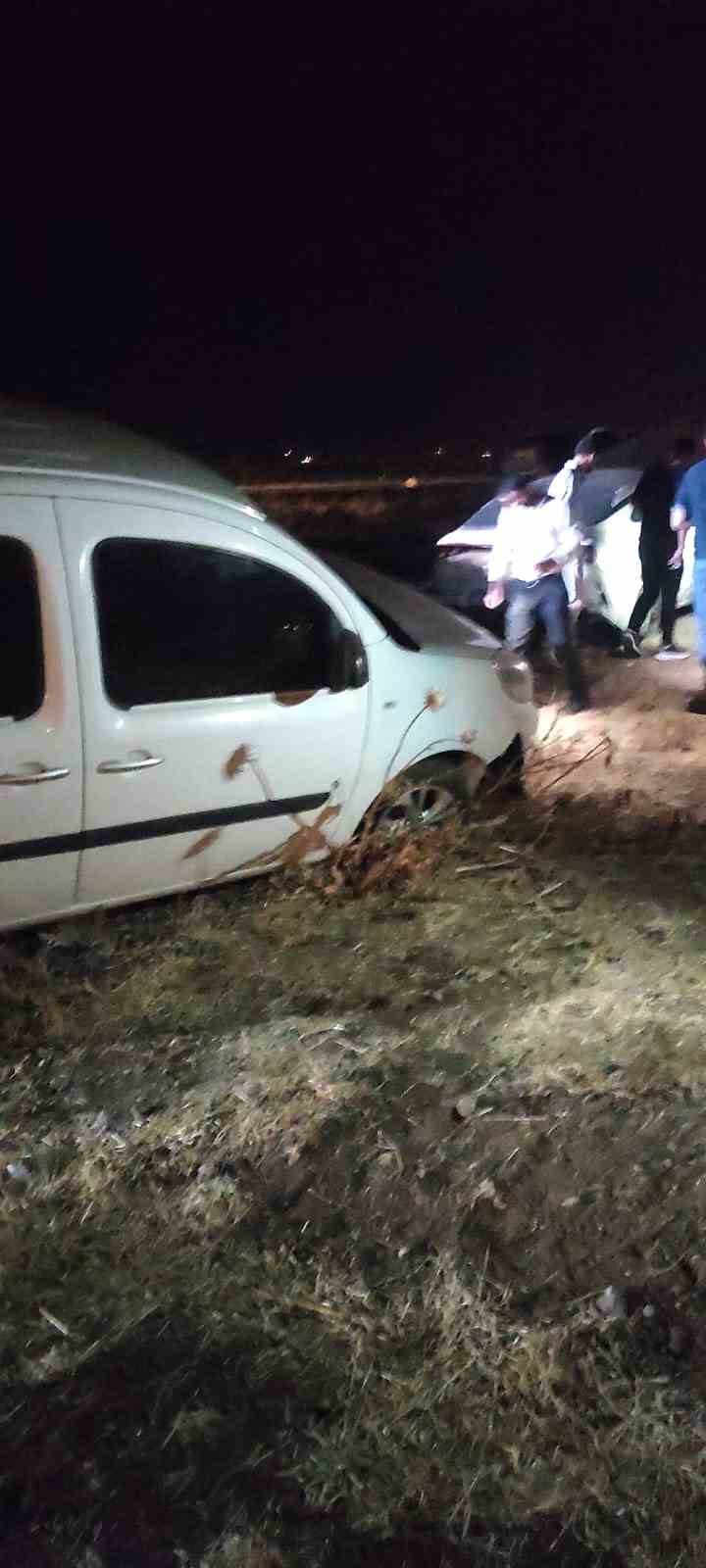 Şırnak’ta iki araç yoldan çıkarak tarlaya uçtu, sürücüler yara almadan kurtuldu