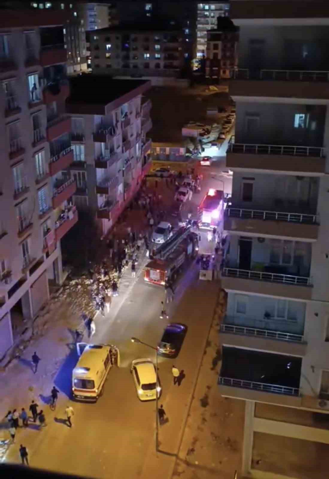 Mardin&rsquo;de binanın &ccedil;atısında &ccedil;ıkan yangın s&ouml;nd&uuml;r&uuml;ld&uuml;
