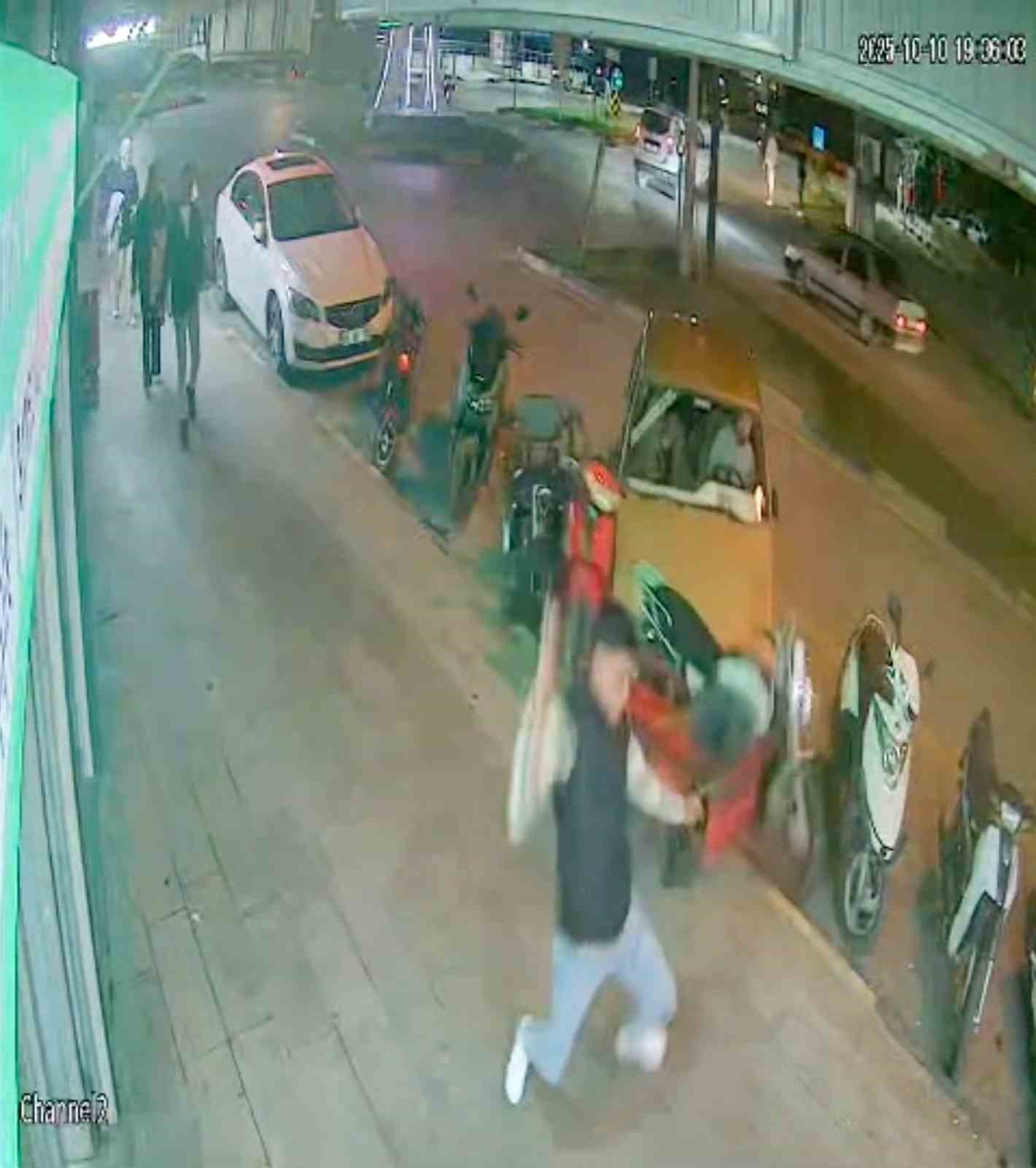 Kaza yaptıkları aracı bırakıp ka&ccedil;tılar: Kaza anı g&uuml;venlik kamerasında
