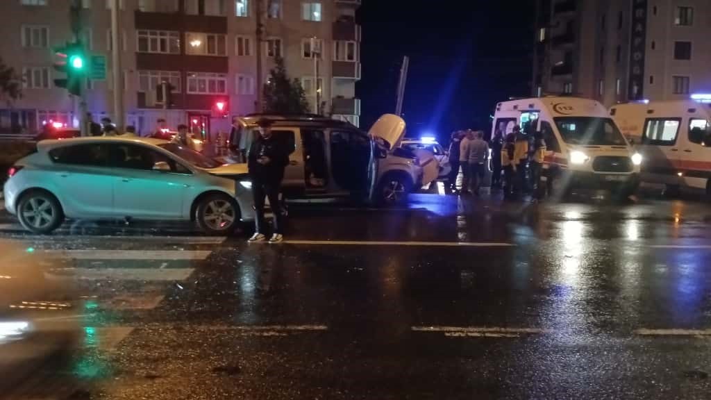 2 ara&ccedil; kazaya karıştı: 7 yaralı
