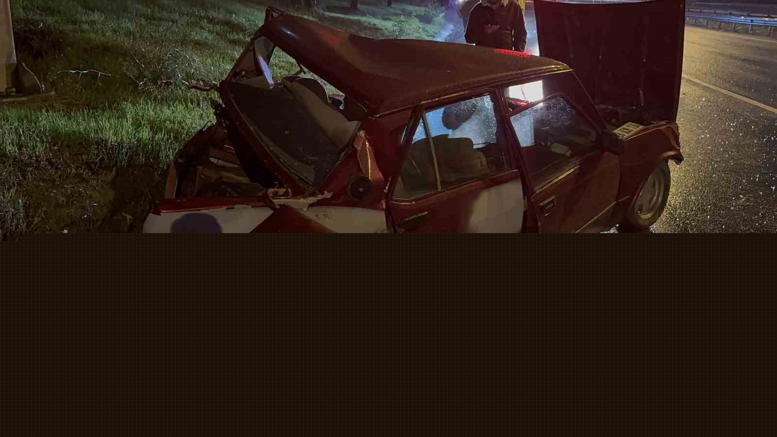 Kocaeli&rsquo;de feci kaza: S&uuml;r&uuml;c&uuml; yola fırladı, ara&ccedil; ters d&ouml;nd&uuml;
