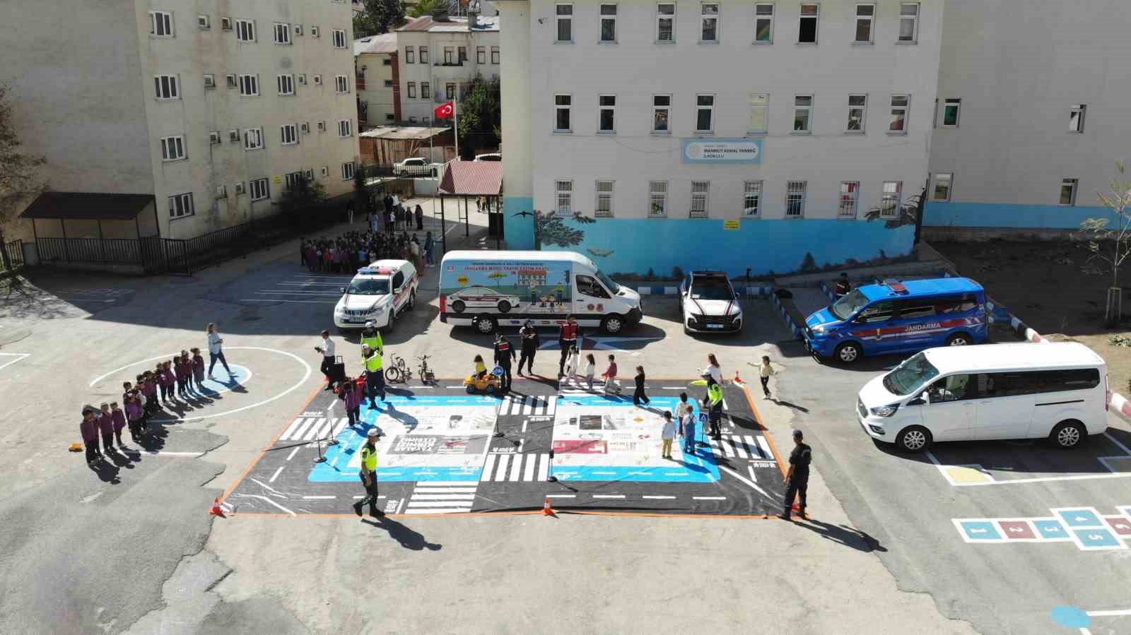 Bayburt&rsquo;ta &ouml;ğrencilere uygulamalı trafik dersi: Jandarma ile kuralları eğlenerek &ouml;ğrendiler
