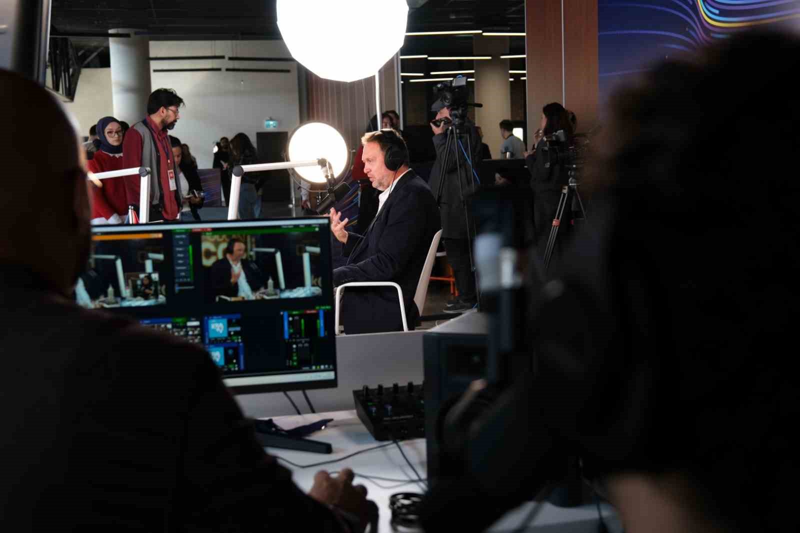 İngiliz yazardan duygusal mesaj: "Çocuklar barış içinde büyümeli"