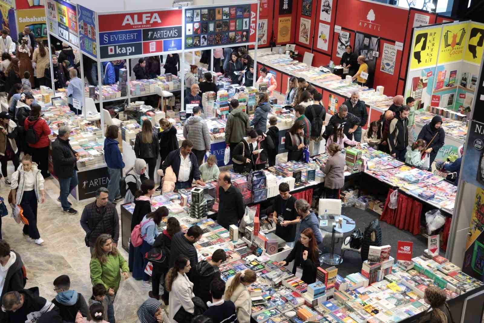 Kocaeli Kitap Fuarı’nda 1 milyonuncu ziyaretçiye konfetili karşılama