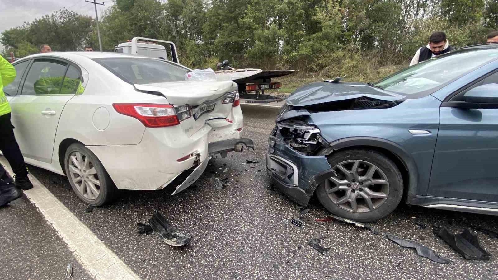 Kocaeli’de 5 araçlı zincirleme kaza: 1’i çocuk 5 yaralı