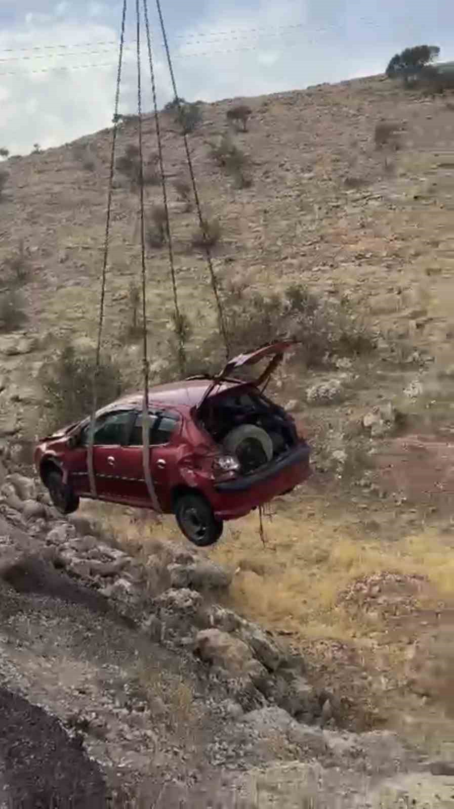 Mardin’de otomobil şarampole devrildi: 1 yaralı