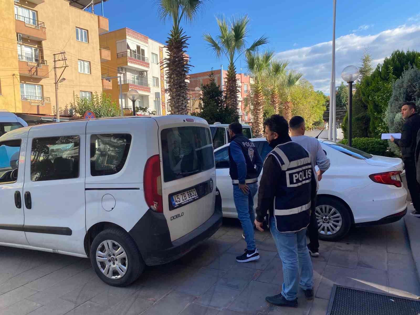 Manisa&rsquo;da ayrılmak isteyen eşini t&uuml;fekle &ouml;ld&uuml;ren zanlı tutuklandı
