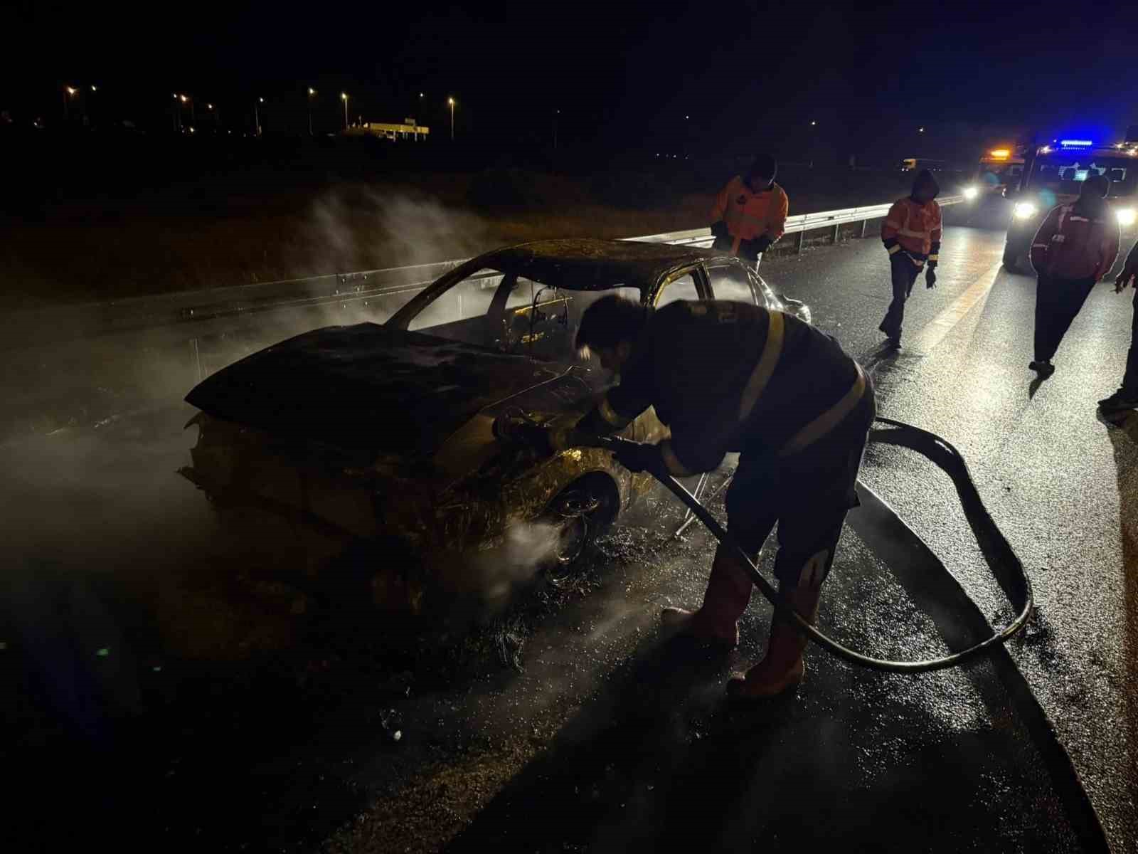 TEM’de seyir halindeki otomobil alev alev yandı