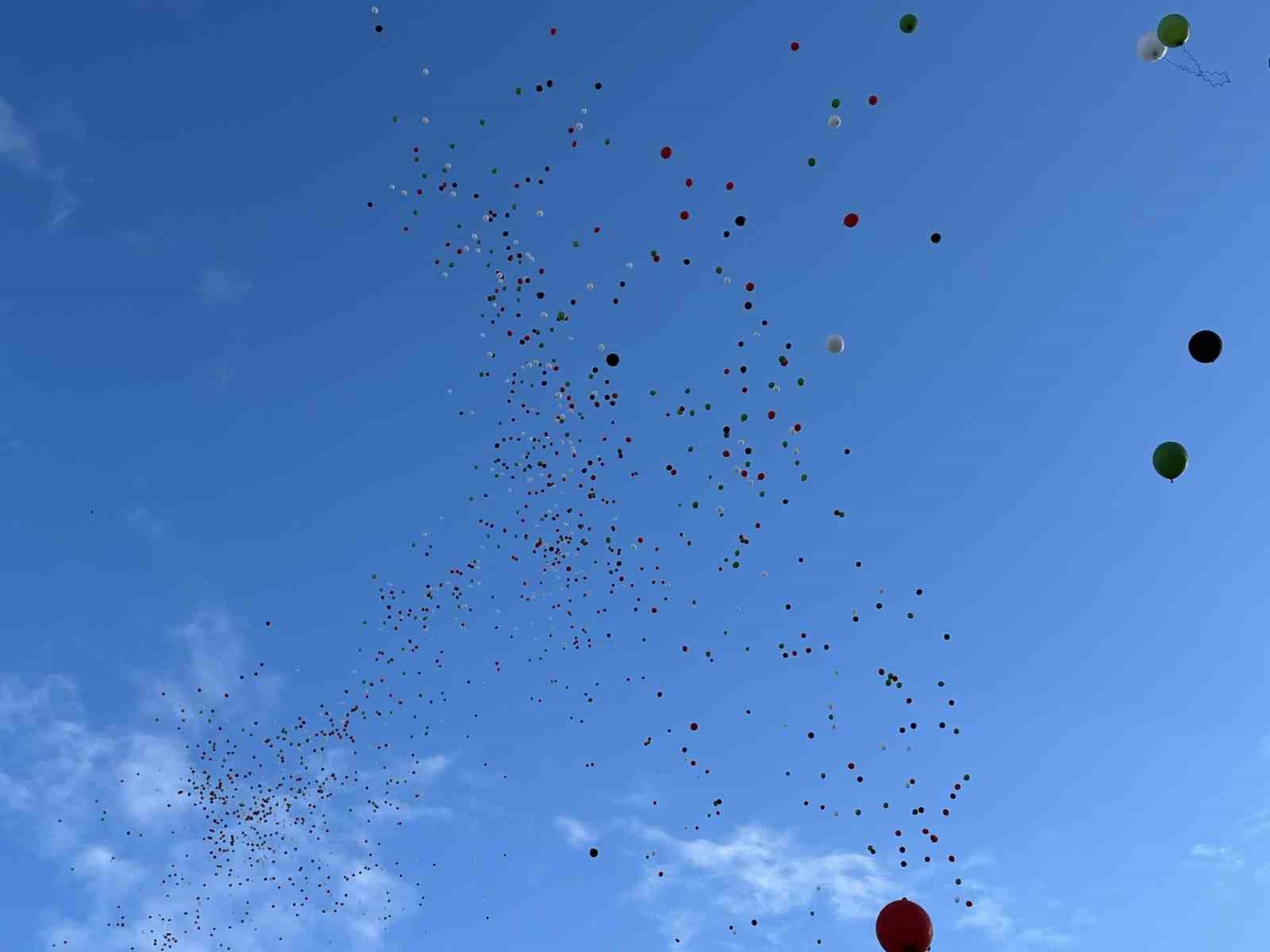 Bağcılar&rsquo;da Gazze&rsquo;deki kız &ccedil;ocukları i&ccedil;in balonlar u&ccedil;uruldu
