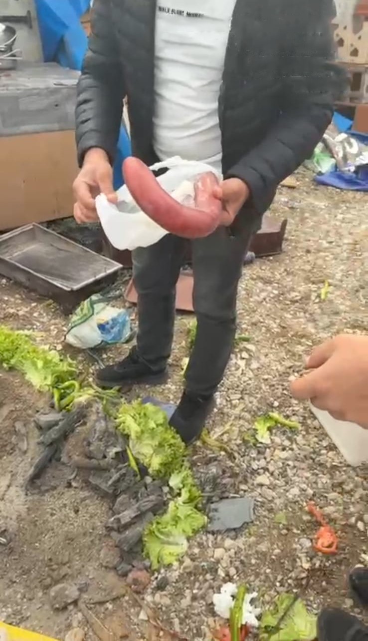 Maç öncesi seyyar satıcılara ortak denetim: Malzemelere el konuldu