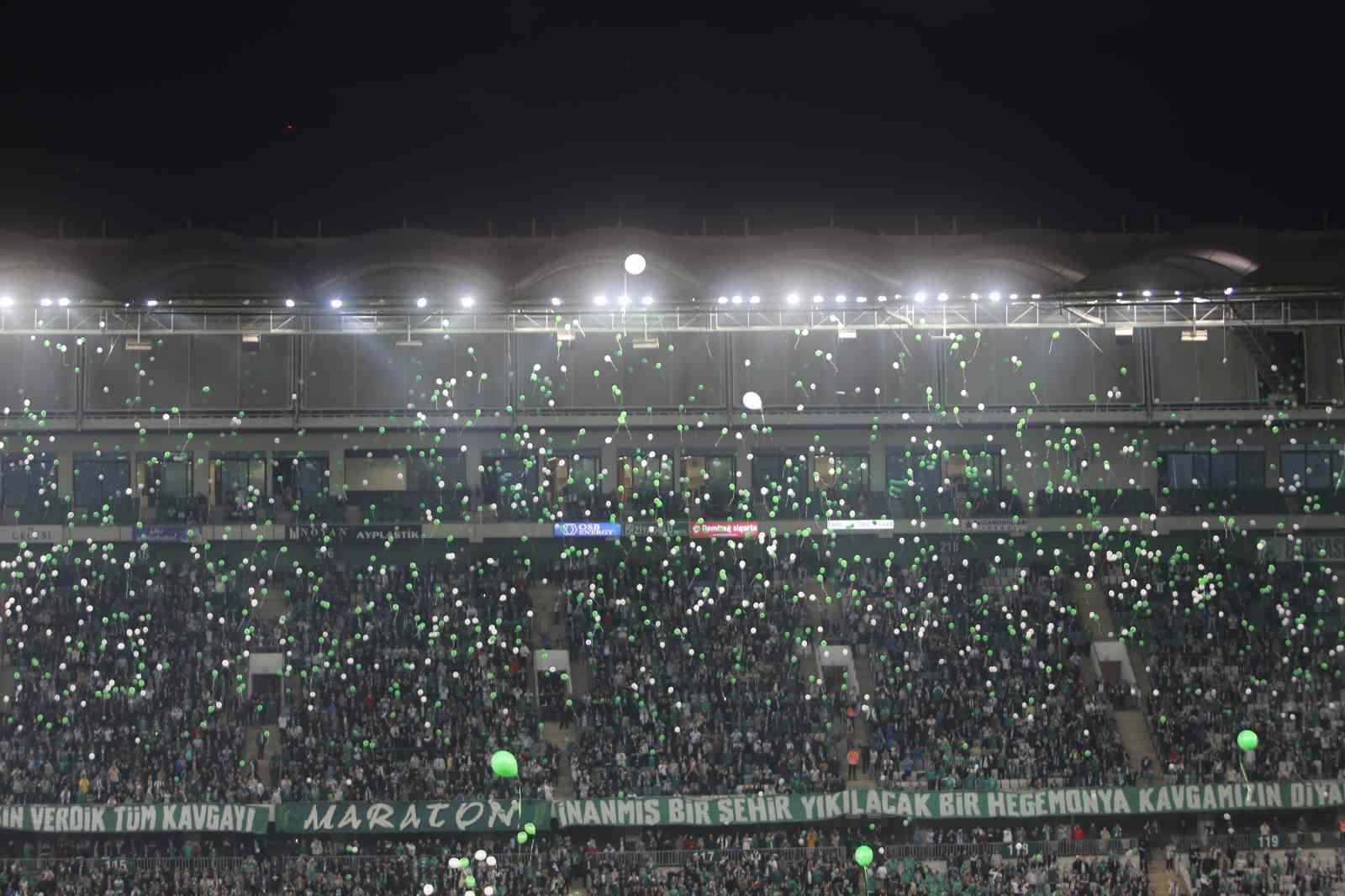 Bursaspor taraftarları minik &Ccedil;ağan Ata&rsquo;nın m&uuml;cadelesini kutladı
