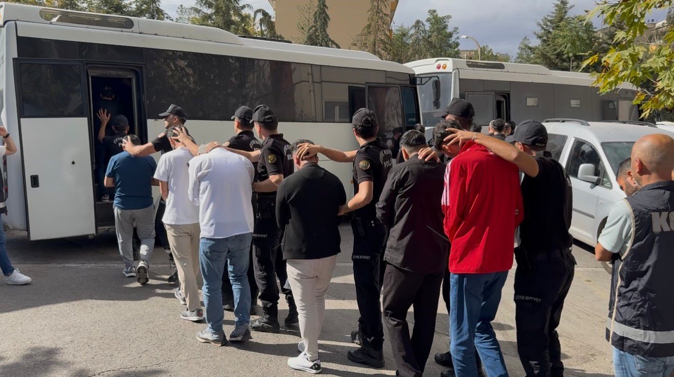 Diyarbakır merkezli 12 ilde silah ka&ccedil;ak&ccedil;ılığı operasyonu: 78 kişi g&ouml;zaltına alındı
