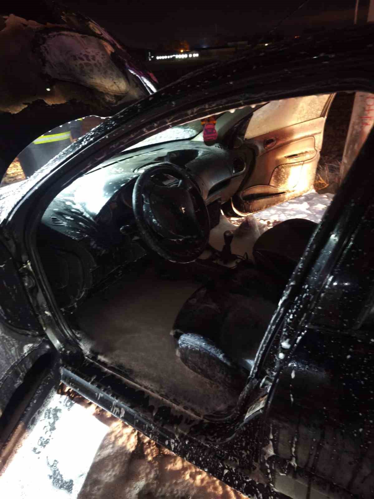 Antakya’da otomobil yandı