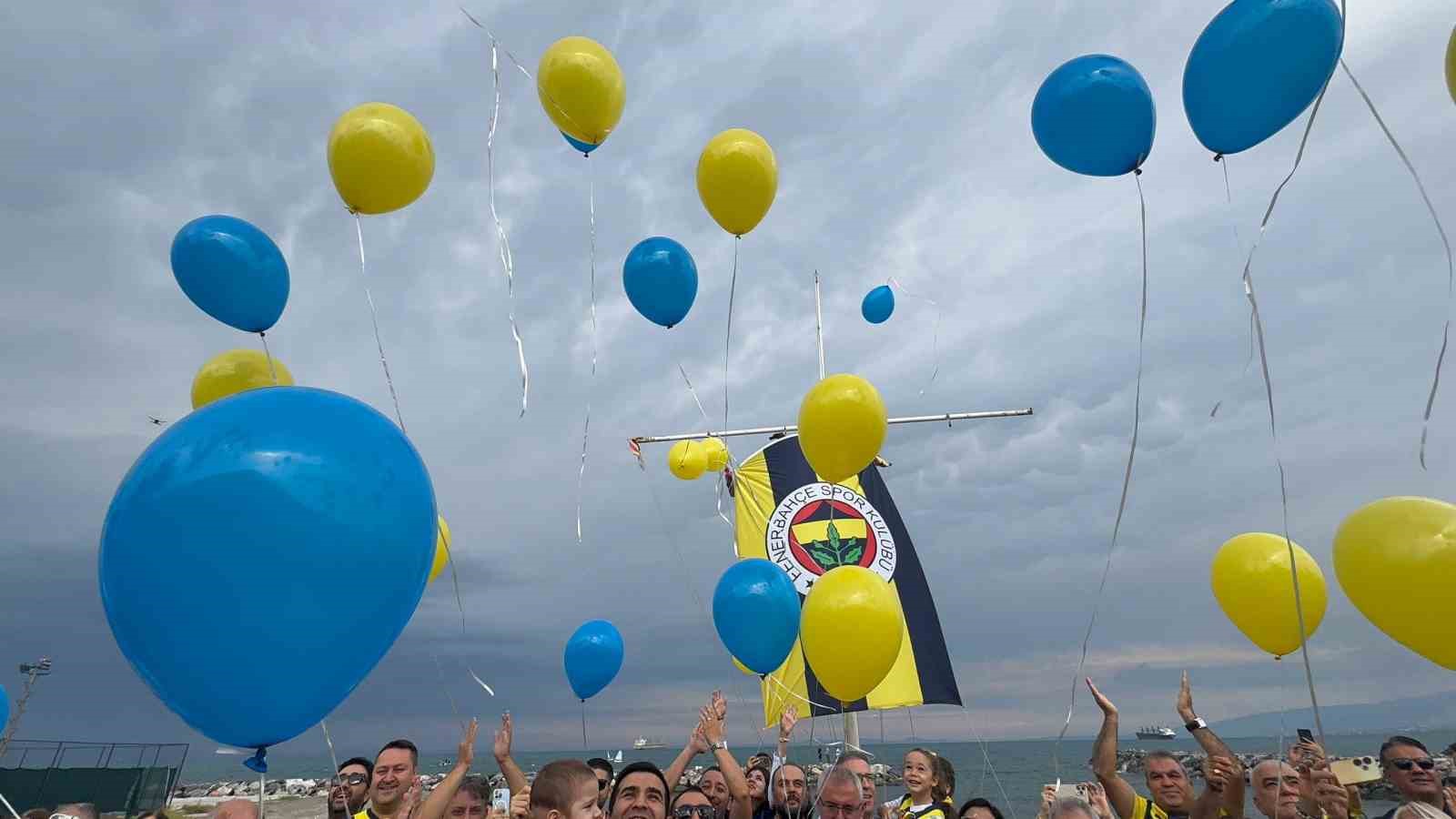 Sarı lacivertli balonlar kanseri yenen Fenerbahçeli Tamer Talha için gökyüzüne bırakıldı