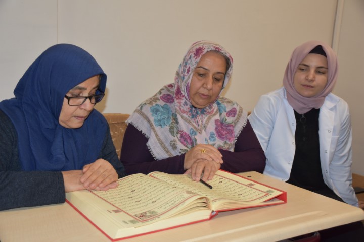 70 yaşında Kur’an-ı Kerim okumayı öğrendi
