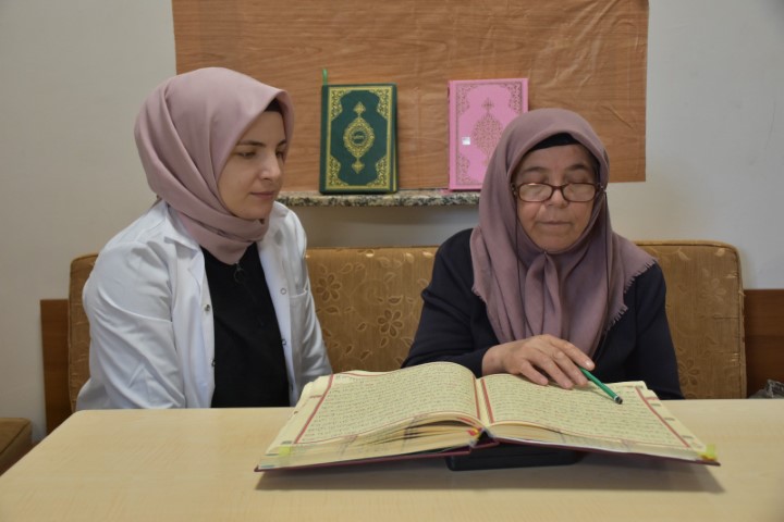 70 yaşında Kur’an-ı Kerim okumayı öğrendi