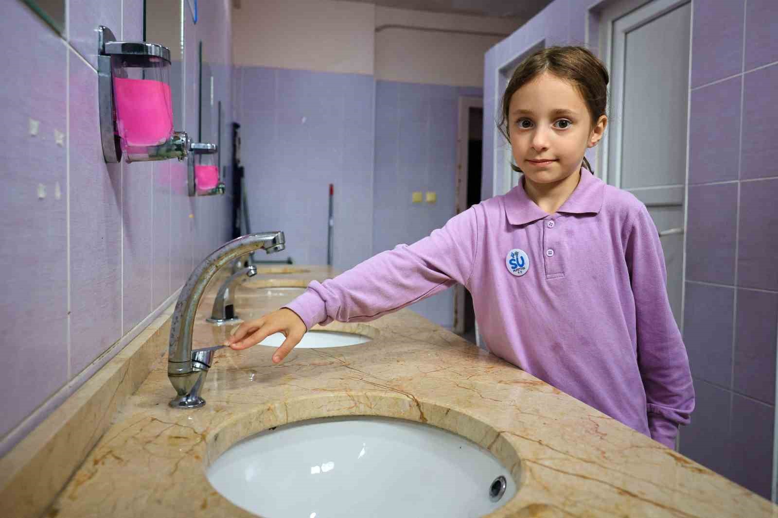 &lsquo;Su M&uuml;fettişi&rsquo; minikler iş başında
