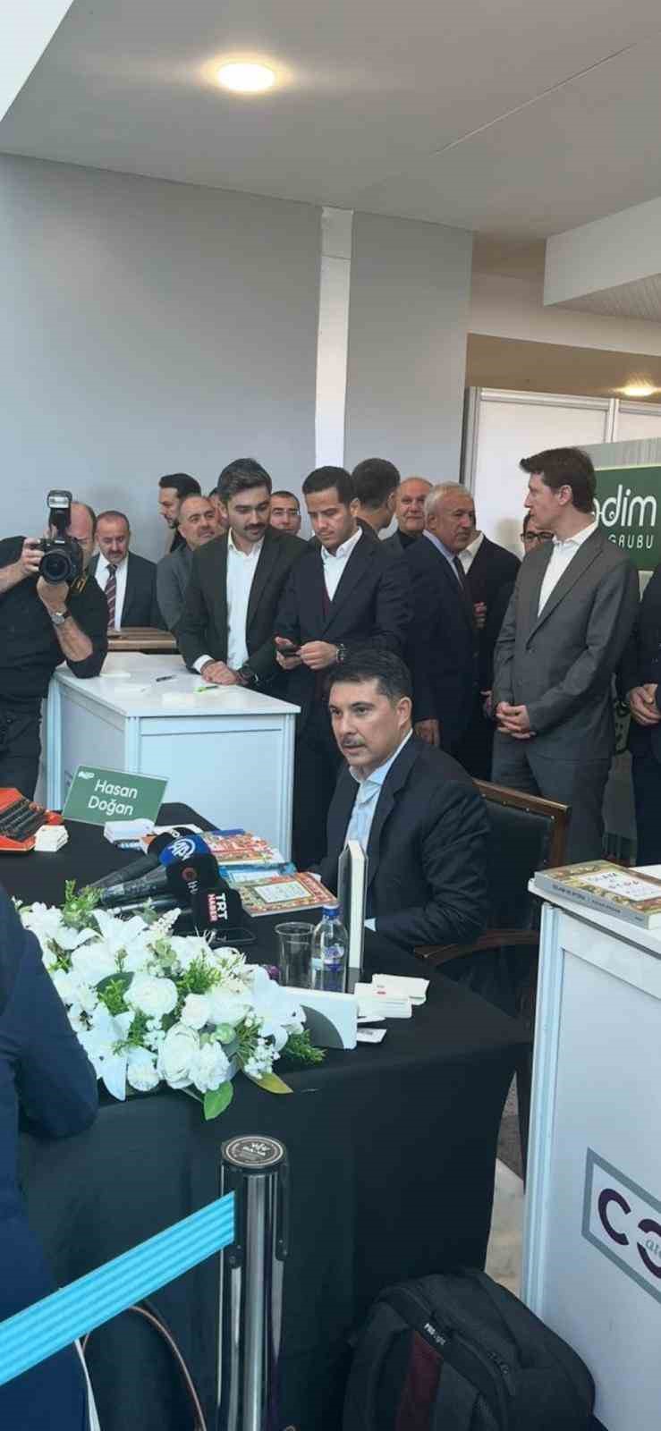 Cumhurbaşkanlığı Özel Kalem Müdürü Doğan’dan terör gazisi Gündüz’e imzalı kitap
