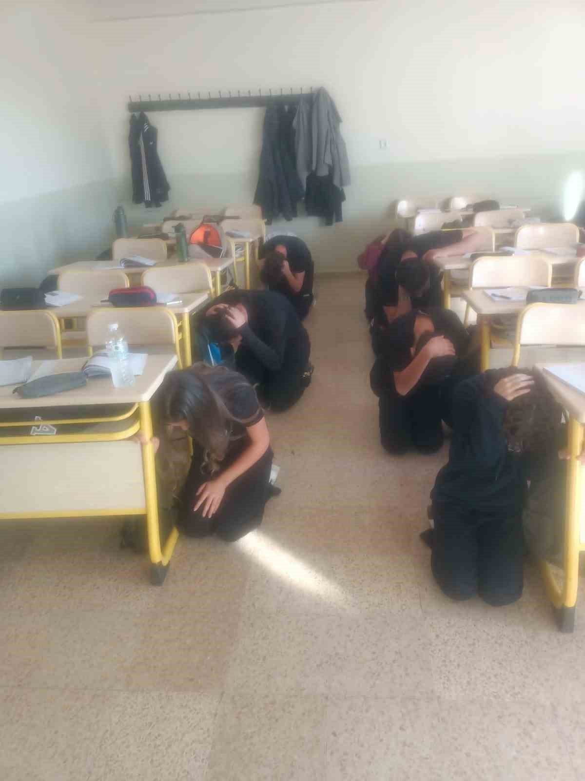 Lise &ouml;ğrencilerine deprem tahliye tatbikatı
