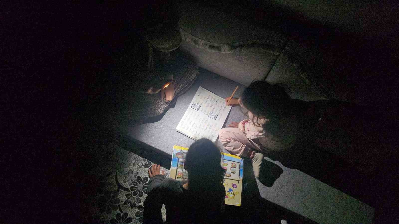 Hakkari&rsquo;de karanlıkta ders: Akbay ailesi elektrik istiyor
