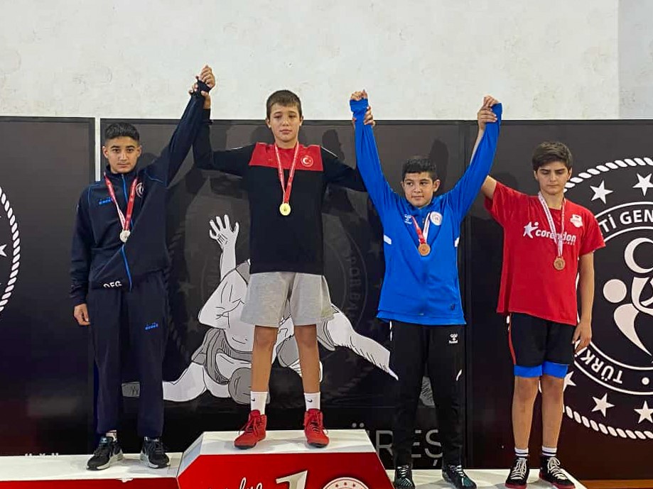 Manavgatlı g&uuml;reş&ccedil;ilerden &ccedil;ifte şampiyonluk
