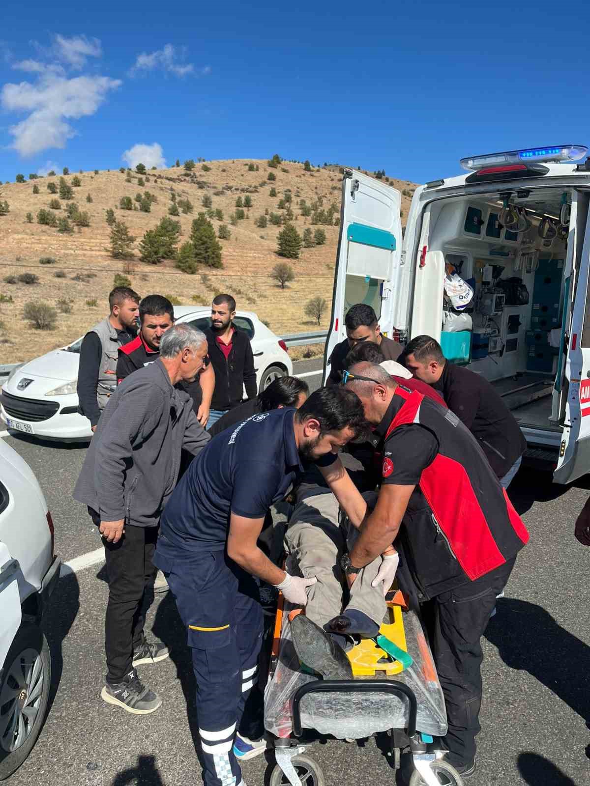 Otomobiller kafa kafaya çarpıştı: 1’i ağır, 4 yaralı