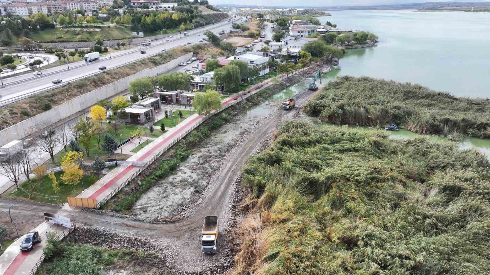 Gölbaşı Belediyesinden doğaya nefes: Mogan Gölü’nde 2. Etap temizlik çalışmaları başladı

