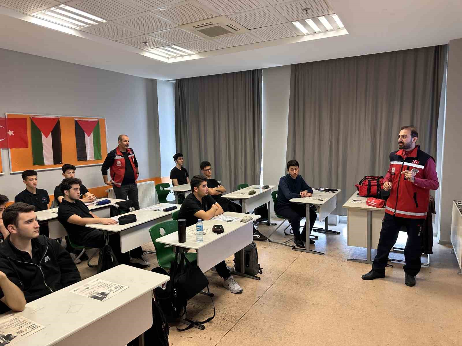 Okullarda afet alarmı: 3 milyon &ouml;ğrenci aynı anda tatbikat yaptı
