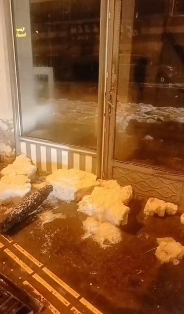 Ahlat’ta dolu yağışı cadde ve sokakları beyaza bürüdü
