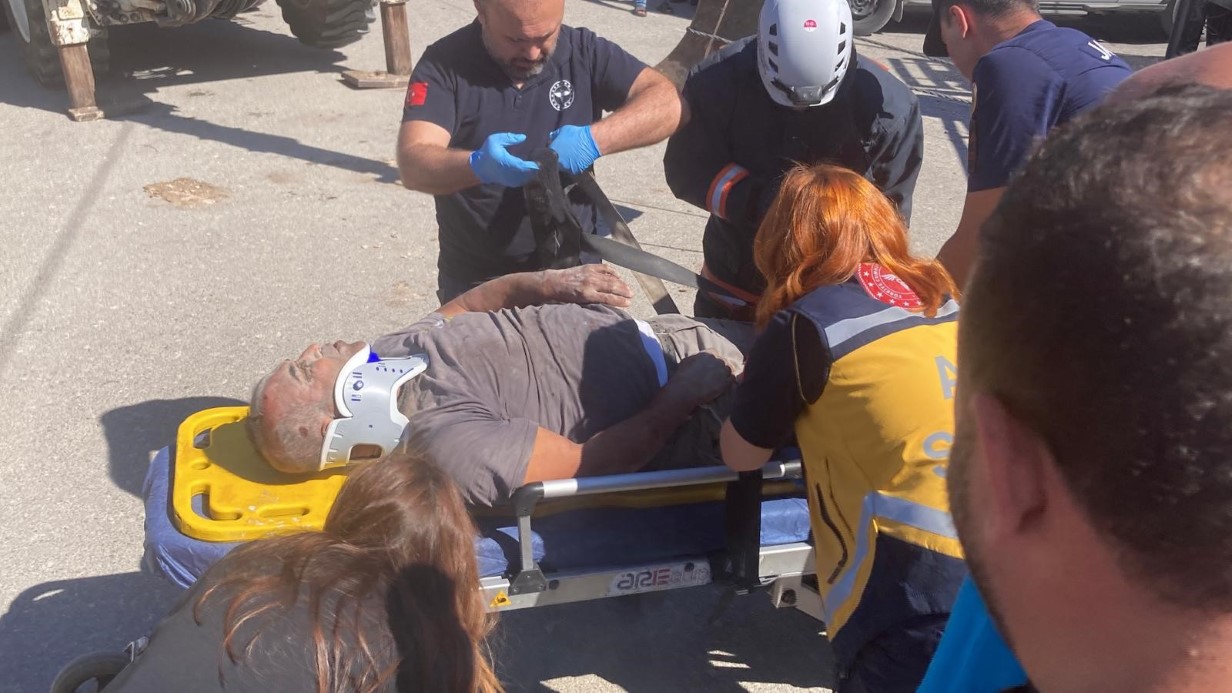 Kamyonet 2 evin arasındaki depoya girdi, yaralılar ekiplerin &ccedil;alışmasıyla kurtarıldı