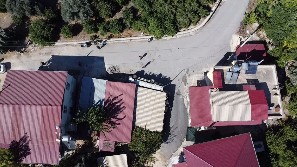 Kamyonet 2 evin arasındaki depoya girdi, yaralılar ekiplerin &ccedil;alışmasıyla kurtarıldı