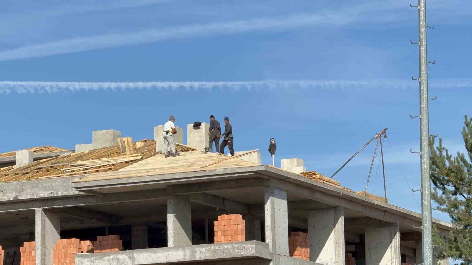 Çatıda tedbirsiz çalışan işçiler yürekleri ağza getirdi: O anlar kameraya yansıdı