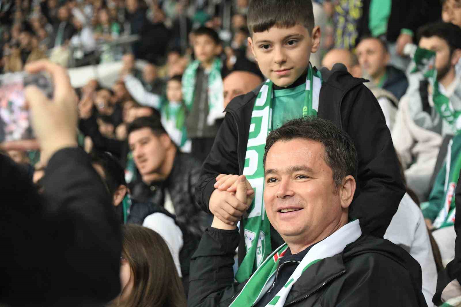 Osmangazi&rsquo;de minik kalpler Bursaspor i&ccedil;in attı
