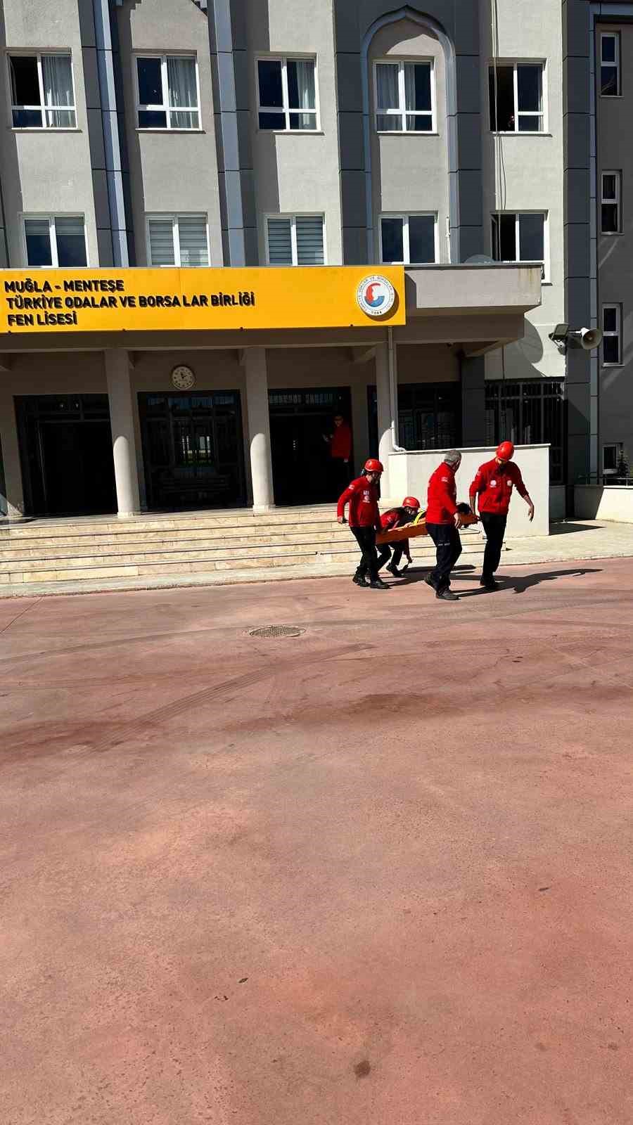 Menteşe&rsquo;deki lisede deprem tatbikatı ger&ccedil;ekleştirildi
