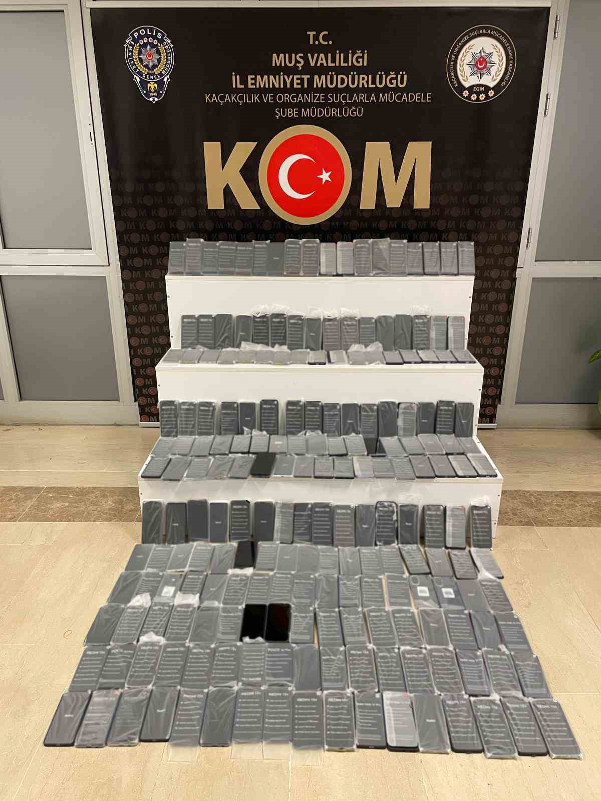 Muş’ta 218 kaçak cep telefonu ele geçirildi