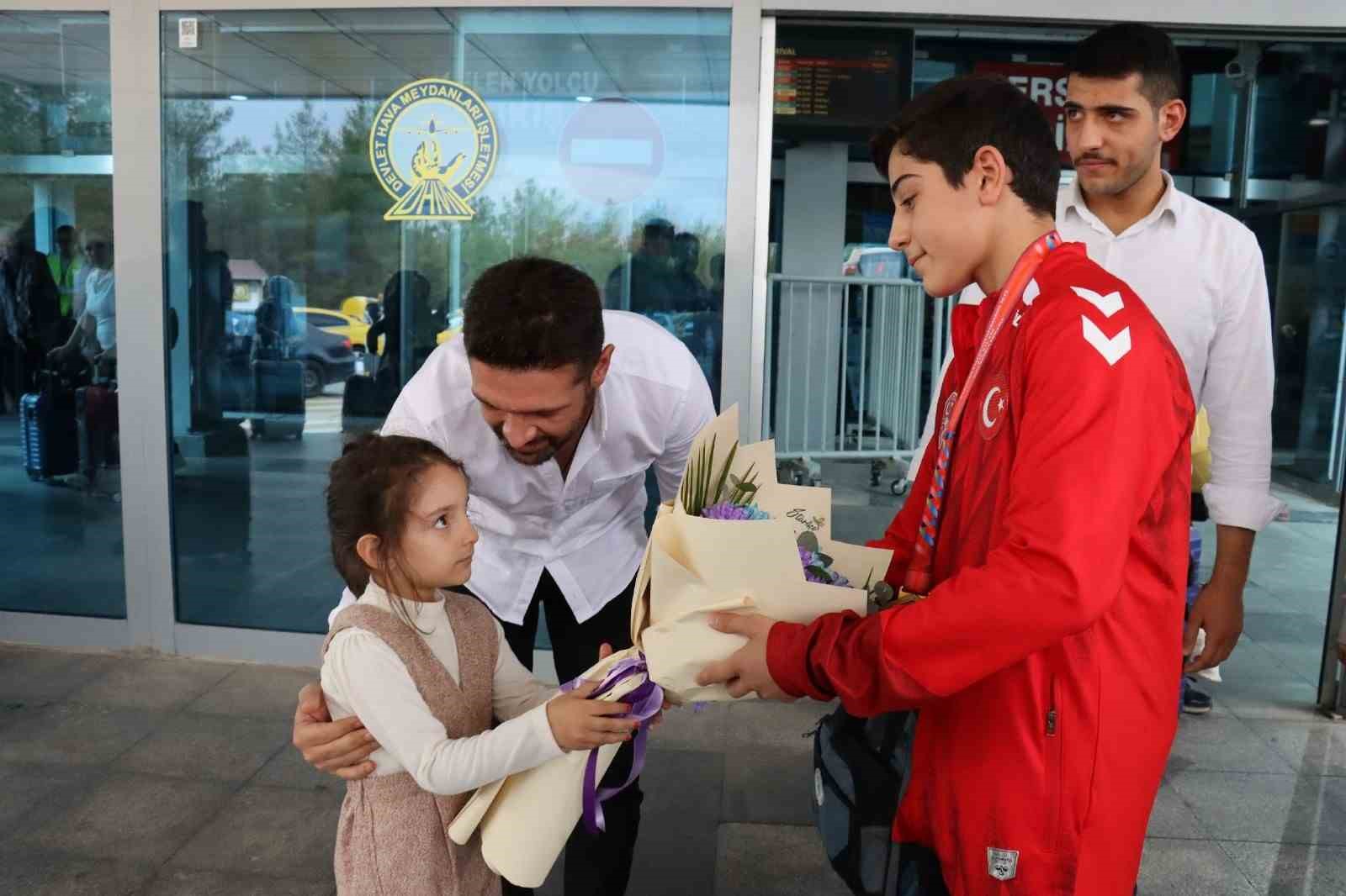 Balkan şampiyonu memleketi Şanlıurfa’da coşkuyla karşılandı
