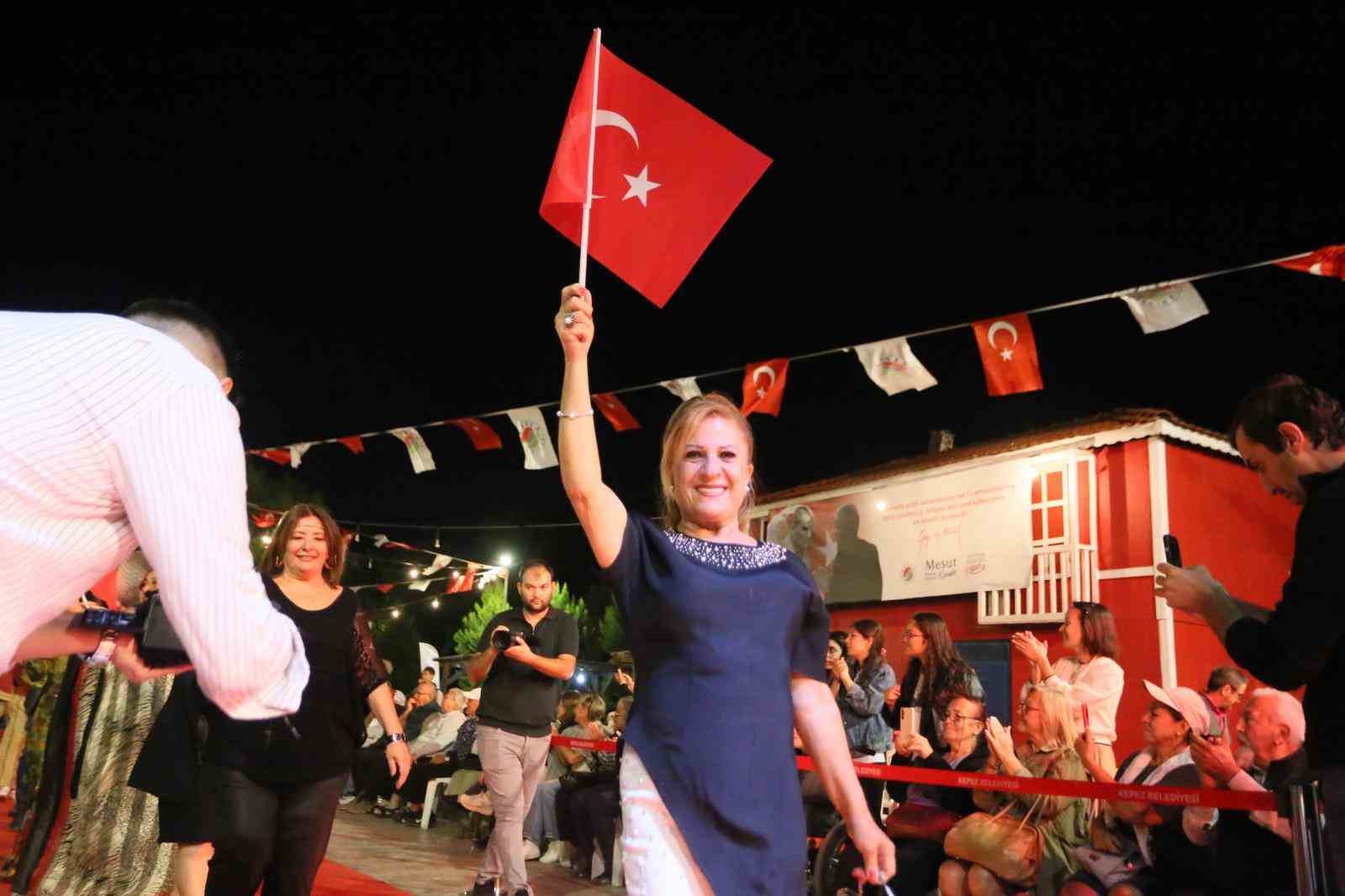 Antalya’da 60 yaş üstü öğrenciler podyumda mankenlere taş çıkardı