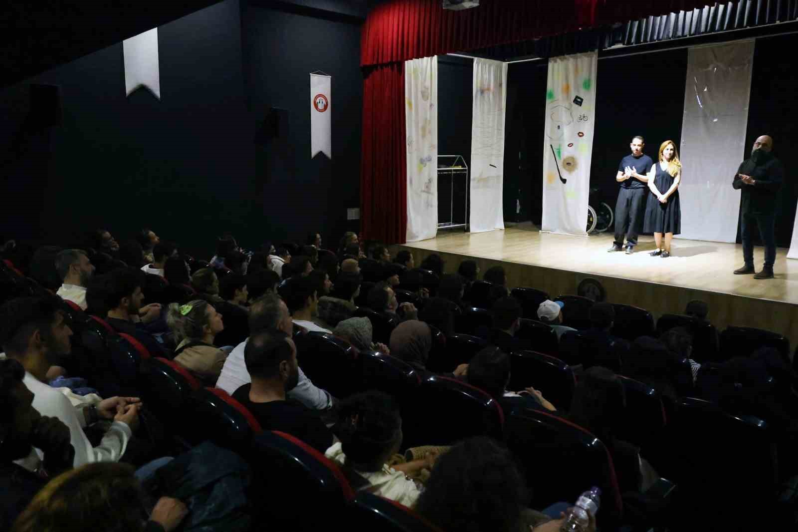 ‘Çocuk Parkı Yaraları’ Menteşe’de tiyatro severlerle buluştu

