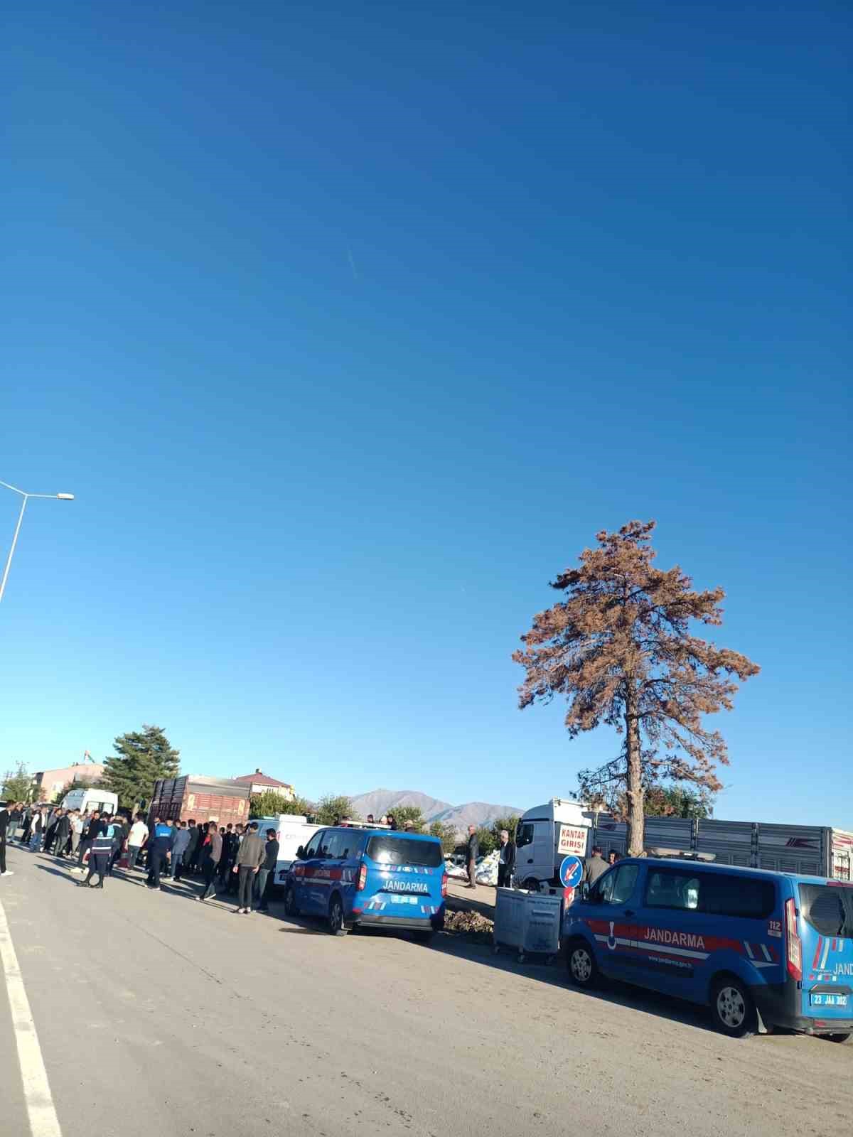 Elazığ&rsquo;da motosiklet park halindeki kamyona &ccedil;arptı: 1 &ouml;l&uuml;, 1 yaralı
