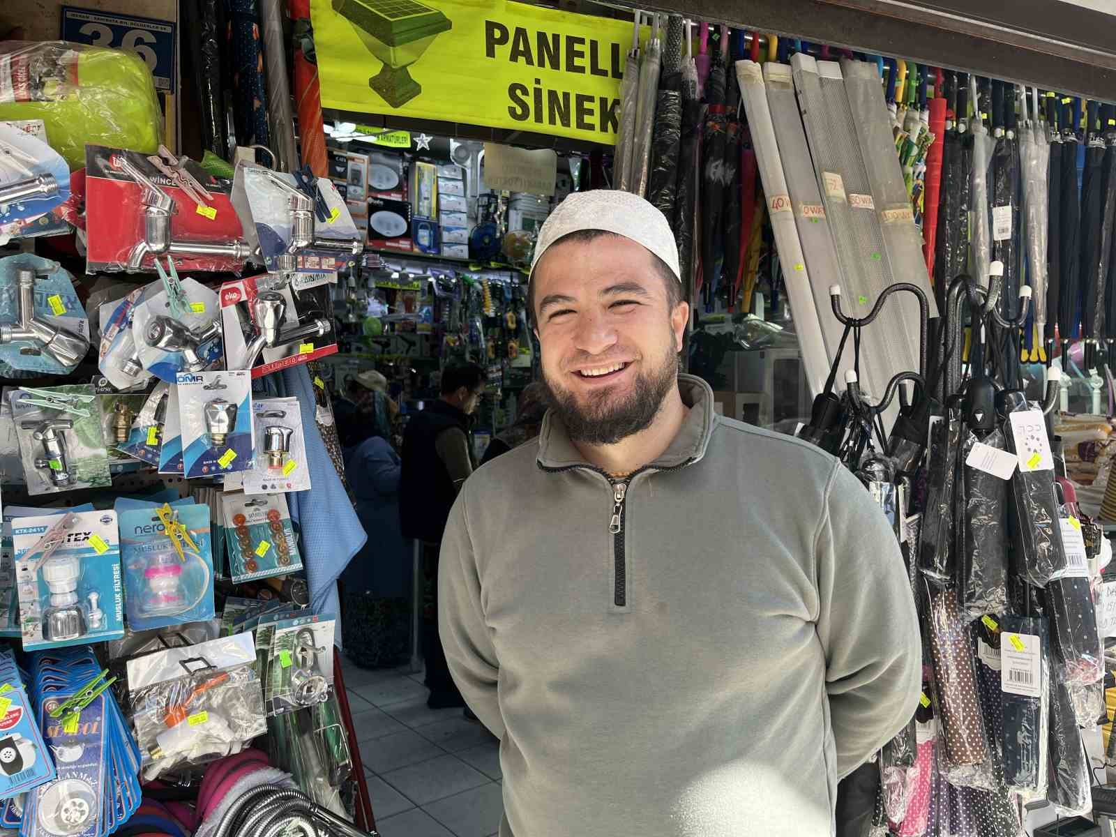 D&uuml;kkanın &ouml;n&uuml;ndeki fanlı ısıtıcıyı bakıyormuş gibi yapıp alıp gitti
